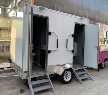 Warm te koop 2 stalletjes toilettrailer mobiel toilettrailer buiten badkamertrailer met douche