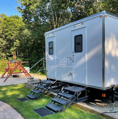 Luxe mobiele toilettrailer met 1 jaar garantie en geëxtrudeerde isolatieplaat Glasvezel constructie
