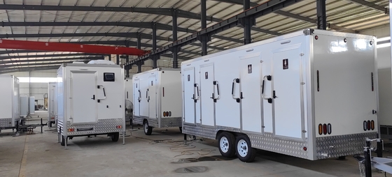 1 stap duwen vouwbare mobiele toilet trailer met RV toilet schoon en afvalwater tank