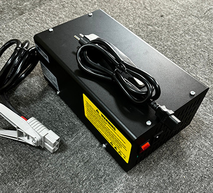 ESCH-serie 24V 30A batterijoplader Hoogfrequentie-oplader 240v 1FASE vorklift batterijoplader
