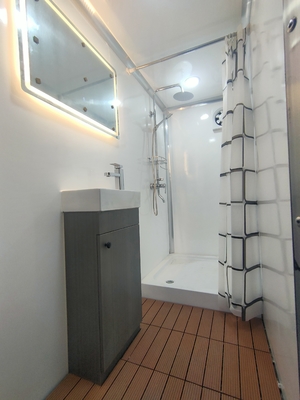 Luxe mobiele toilettrailer met 1 jaar garantie en geëxtrudeerde isolatieplaat Glasvezel constructie
