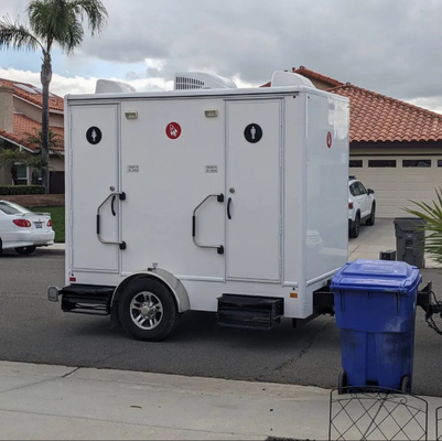Vervaardigers van mobiele toilettrailers Luxe draagbare toiletten 2 toiletten Op maat gemaakte toilettrailer