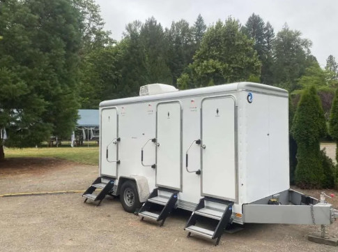 Draagbare 3 stations douche-toilettrailers op maat mobiele outdoor moderne toilettrailer fabrikant
