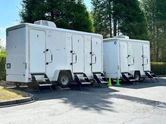 Draagbare 3 stations douche-toilettrailers op maat mobiele outdoor moderne toilettrailer fabrikant