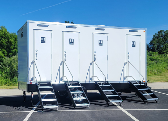 Aanpassing van 4 stations douche toilet trailers badkamer Outdoor Modern toilet trailer fabrikant