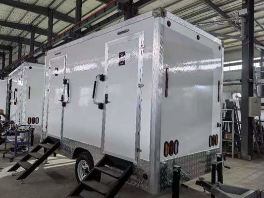 Op maat gemaakte mobiele buitentoilettrailer met 2 badkamers voor kamperen