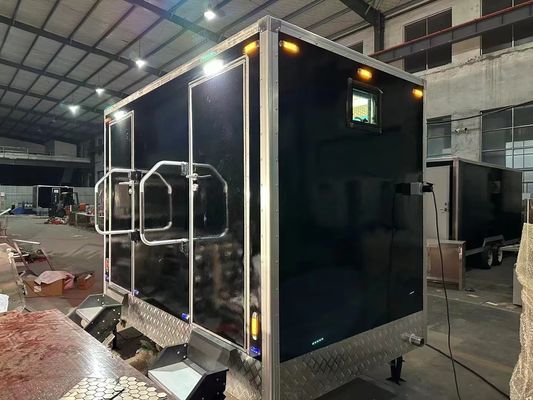 Op maat gemaakte mobiele buitentoilettrailer met 2 badkamers voor kamperen
