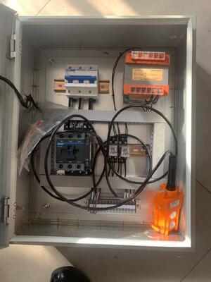 Op maat gemaakte bandmontage-/demontage-machine 500 ton Press-on Solid Tire Press Machine 11KW 480V met CHINT-transformatoren, breekers en contactoren